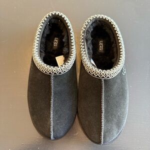 NWOT UGG Tasman Black Slippers with Knit Trim